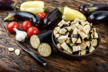 bir kase, domates ve sarımsak, bir kesim detayını ham doğranmış patlıcan