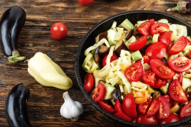 Baharat ve malzemelerin üzerine wo ile tavada doğranmış taze sebze