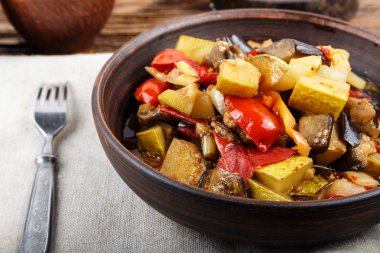 Domates, patlıcan, kabak, soğan, havuç, p ile sebze güveç