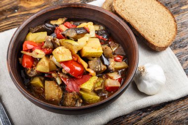 Domates, patlıcan, kabak, soğan, havuç, p ile sebze güveç