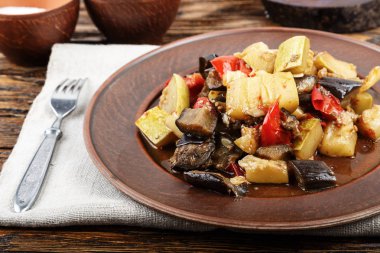 Domates, patlıcan, kabak, soğan, havuç, p ile sebze güveç