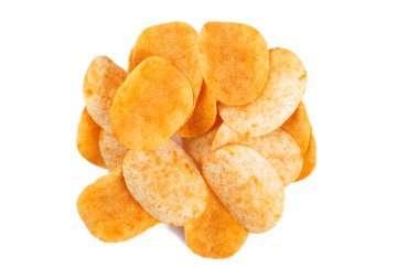 Tahta arka planda patates cipsi.