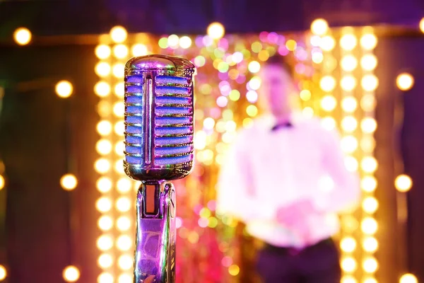 Mikrofon. Retro mikrofon. Sahne Alanı'nda bir mikrofon. Bir pub. Bar.