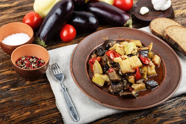 Domates, patlıcan, kabak, soğan, havuç, p ile sebze güveç