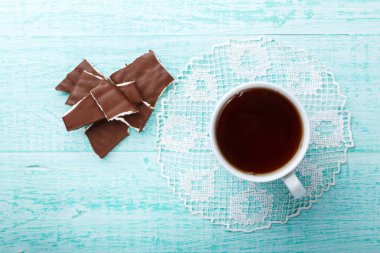 fincan çay ve çikolata