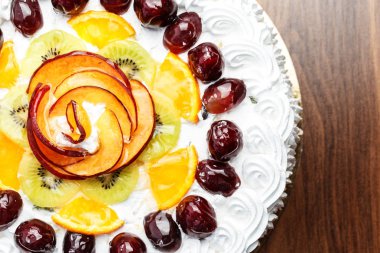 Meyveli kek krem ile