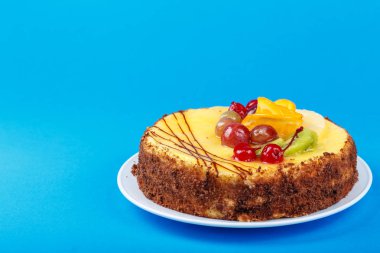 basit şenlikli kek kiraz ile