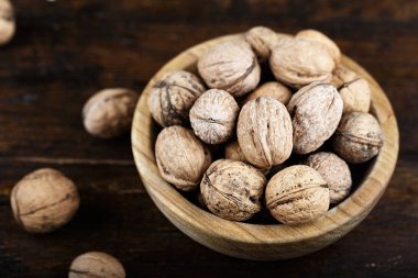 bir tabak içinde bütün ceviz