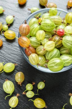 Siyah arka planda Bektaşi üzümü