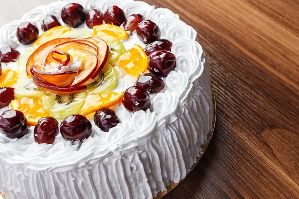 Bolo de frutas com creme — Fotografia de Stock