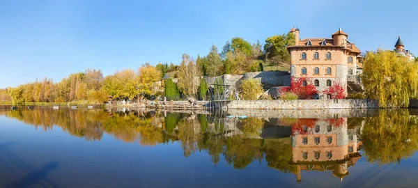 Ukrayna'nın Buki Köyü göl kenarında ev 