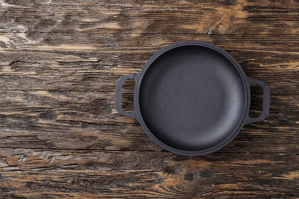 Чугунная сковородка пуста — стоковое фото