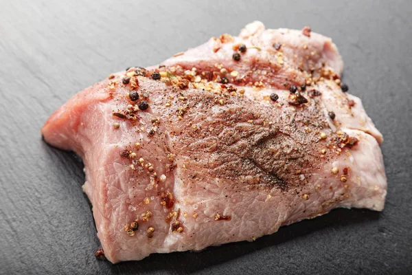 Carne crua em especiarias — Fotografia de Stock