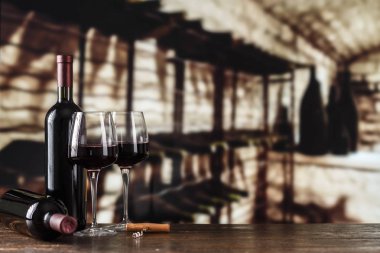 Şarap tadımı. Şarap mahzeni şarap şişe ve glasses.with girintili