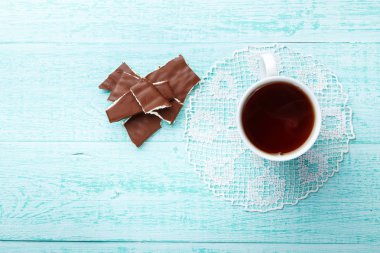 fincan çay ve çikolata