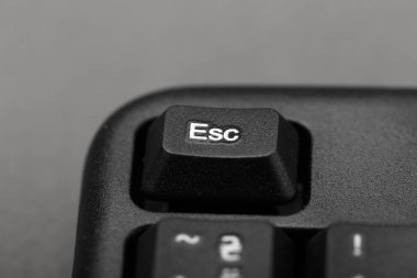 Kaçış düğme üstünde belgili tanımlık klavye