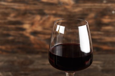 bir bardak kırmızı şarap yakın çekim