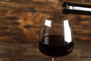 Şarap bardağa doldurulur.