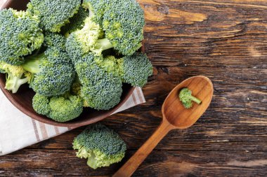 Brokoli ahşap bir masa üzerinde bir kil plaka. metin için ile yer.