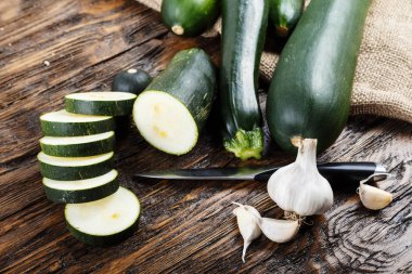 Bütün ve doğranmış kabak