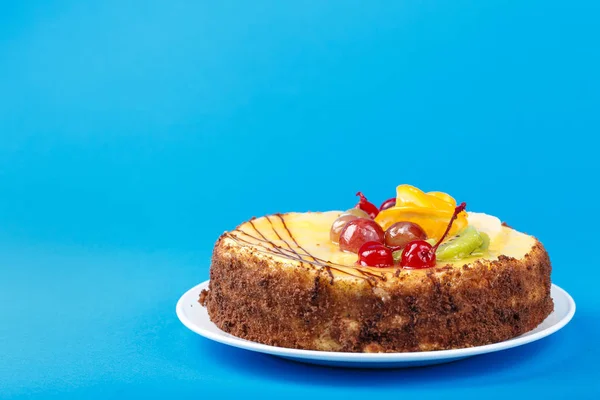 Bolo de creme com cerejas — Fotografia de Stock