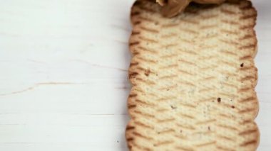 bir bıçak ile fıstık ezmesi yapıştırın