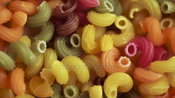 Una gran cantidad de pasta cruda multicolor — Vídeo de stock