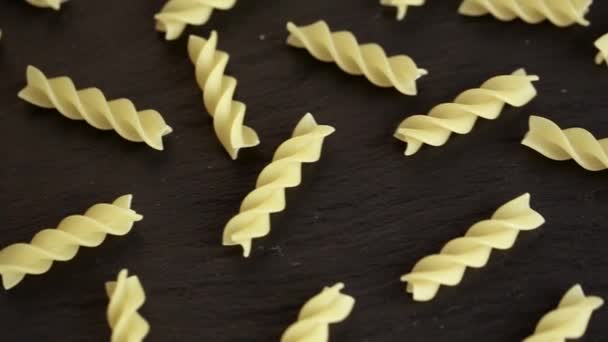 Gedrehte Pasta auf schwarzem Hintergrund — Stockvideo
