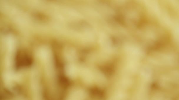 Багато сирих скручених макаронних виробів — стокове відео
