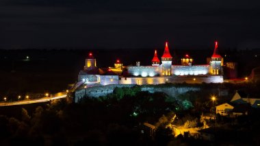 Güzel bir dağ tepe üzerinde kale. Kamenetz-Podolsk, bir inci