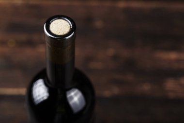 bir şişe şarap bir mantar kapalı. metin için yer. Üstten Görünüm