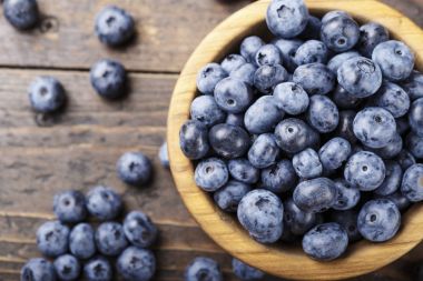 olgun organik bataklık whortleberry ahşap sırt ahşap bir tabak içinde