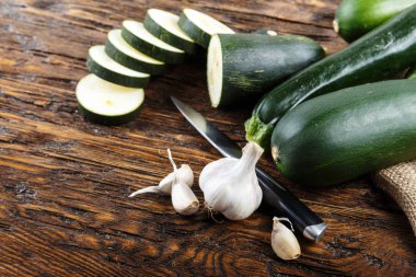 Bütün ve doğranmış kabak