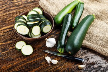 Bütün ve doğranmış kabak