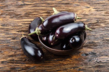 hasat patlıcan ahşap bir masa üzerinde