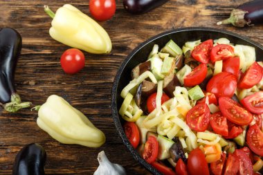 Baharat ve malzemelerin üzerine wo ile tavada doğranmış taze sebze