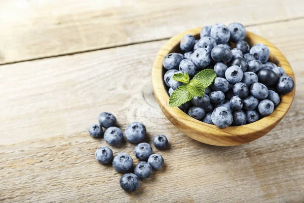 olgun organik bataklık whortleberry ahşap sırt ahşap bir tabak içinde