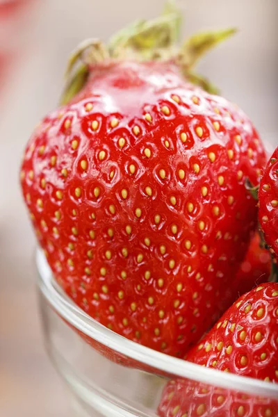 Fragola in un piatto di vetro — Foto Stock