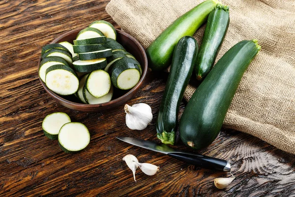 Bütün ve doğranmış kabak