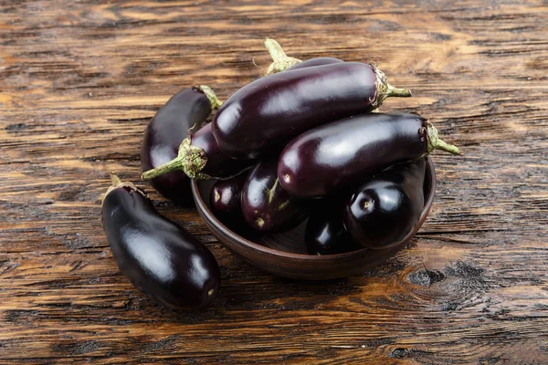 hasat patlıcan ahşap bir masa üzerinde