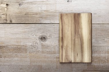 Tahta arka planda kesme tahtası