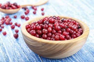 Hasat taze kırmızı kızılcık ahşap plaka