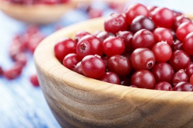 Hasat taze kırmızı kızılcık ahşap plaka