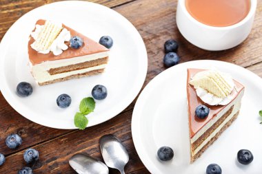 iki dilim kek yaban mersini ile