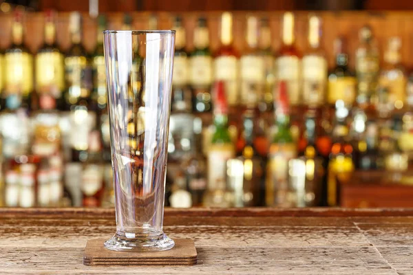 Copa de cóctel sobre un fondo borroso bar — Foto de Stock