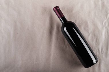 Kraft kağıt arka plan üzerinde şarap şişeleri kapalı