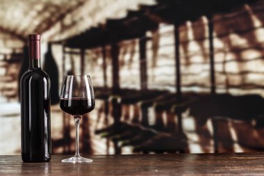 kiler arka planda bir bardak kırmızı şarap