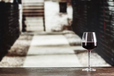 şarap mahzenine şarap