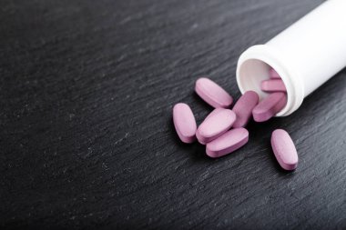 hapları plastik kavanozdan dağılmış