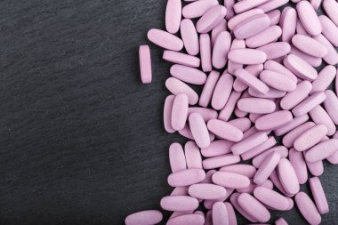 Tablet siyah bir arka plan üzerinde dağılmış